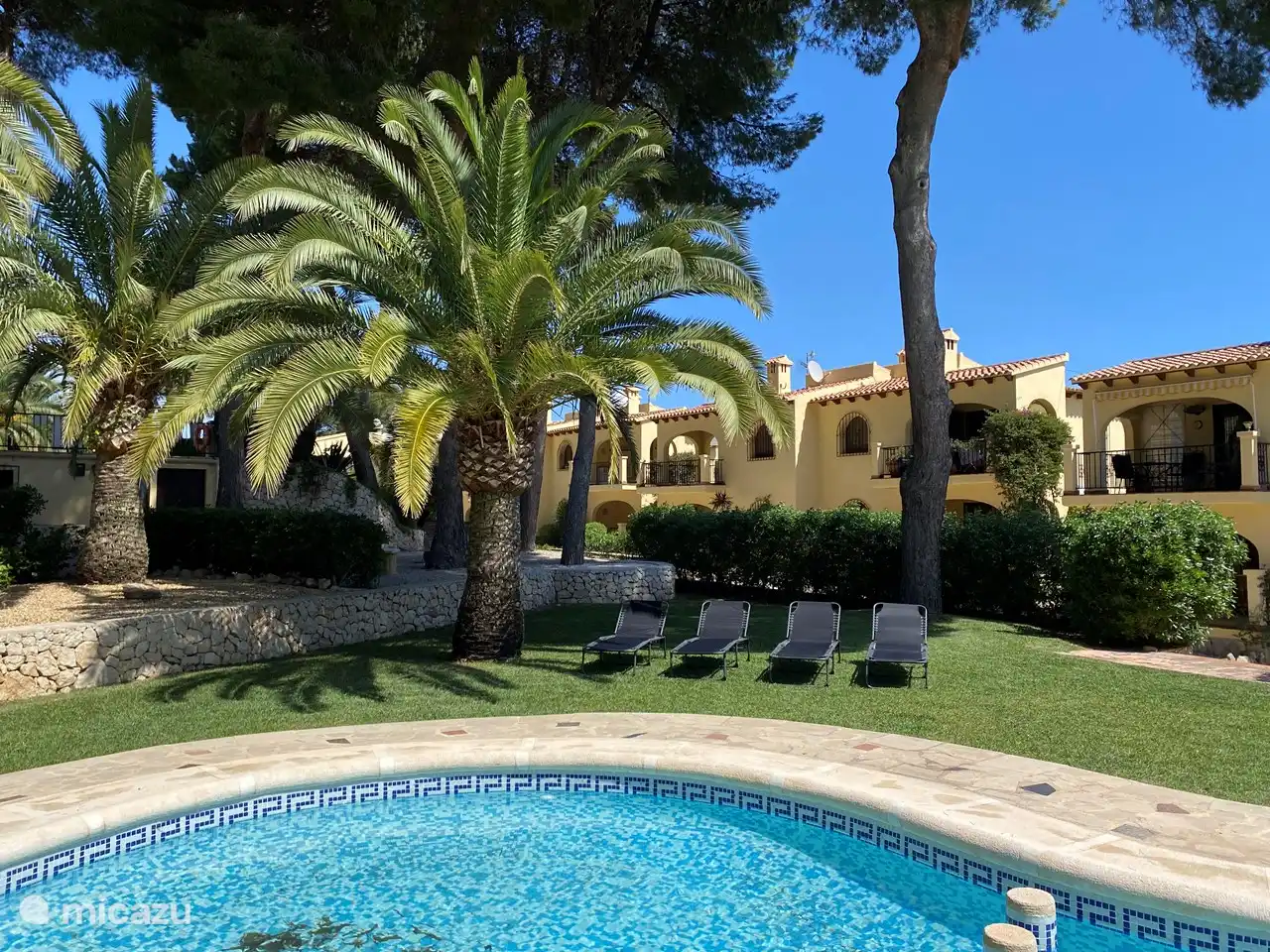 At our apartment, these 4 sunbeds and parasol are available to relax by the pool, in the garden, on the balcony or on the beach.