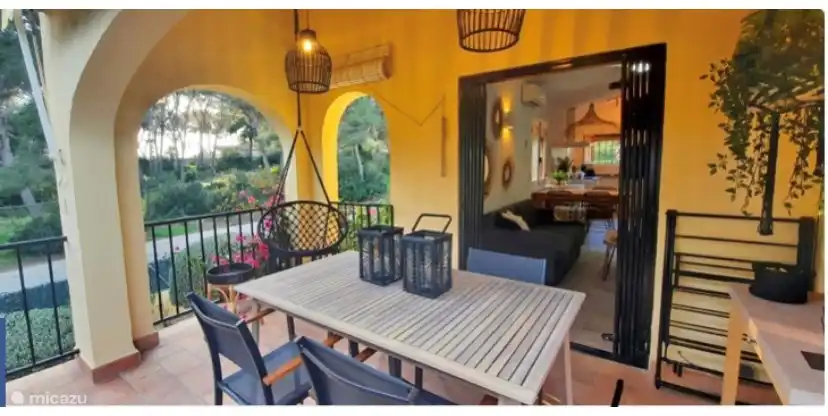 Lovely partly covered balcony and the uncovered part has a sunshade!! For this sunny spacious balcony!!