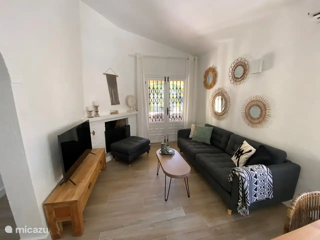 The living room with patio doors to the balcony. smart TV flat screen with box for all Dutch channels and from other countries such as Belgium, Spain, Germany, England, France TV channels and Netflix Videoland Viaplay free WIFI internet via fiber optic