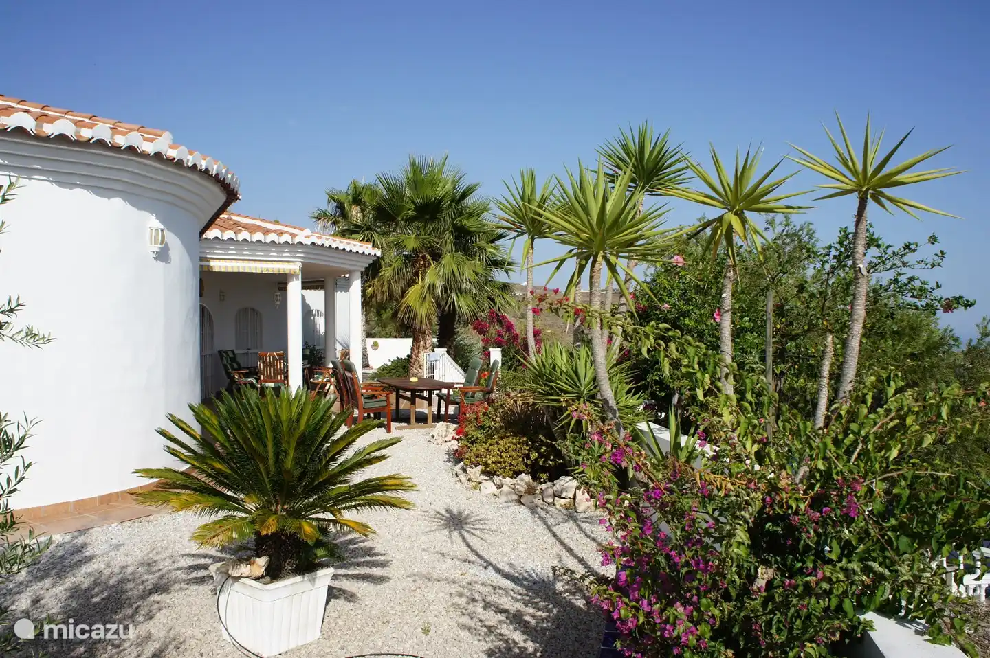 Under the covered south-facing terrace overlooking the coast, it is also easy to endure on hot days.