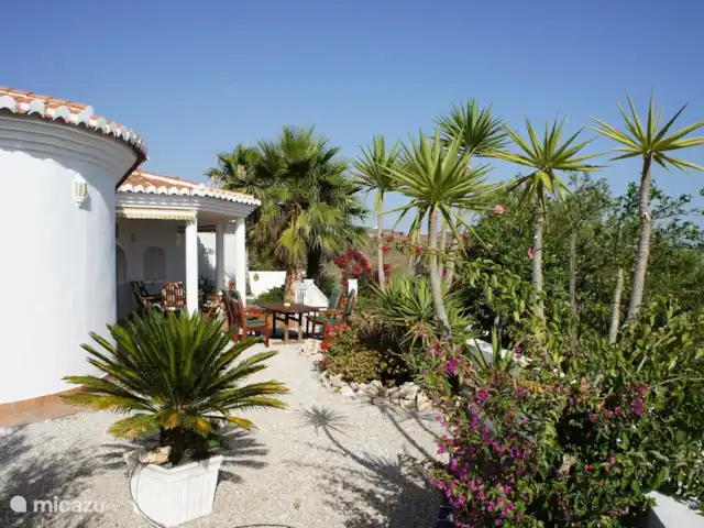 Villa Nimameto huren in Spanje, Andalusië, Arenas de Vélez - villa Onder het overdekte terras op het zuiden met uitzicht op de kust is het ook met warme dagen prima uit te houden.