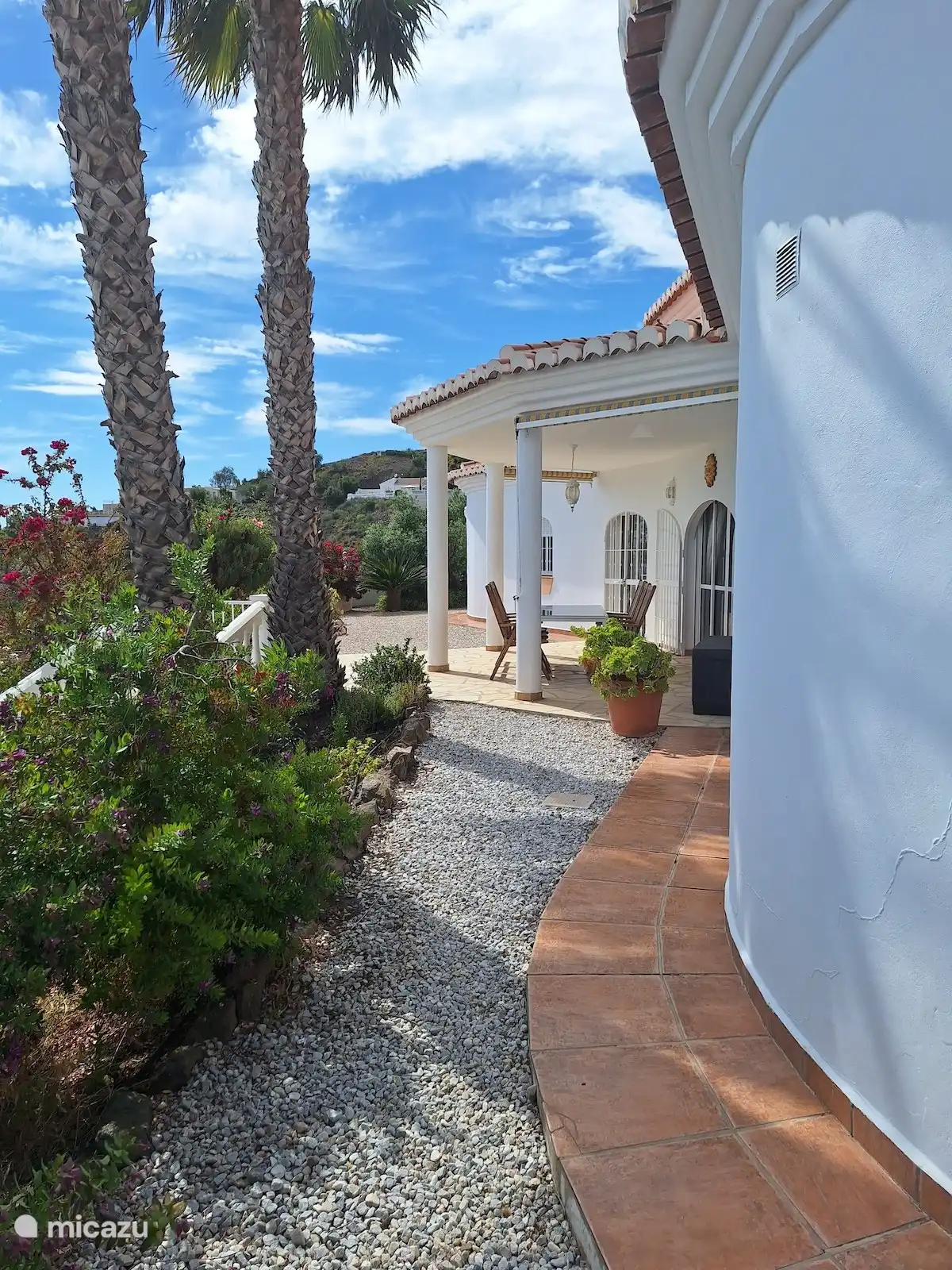 From this terrace you also have a view of the coastal towns of Algarobo and Torre del Mar but also the nearby Velez Malaga.