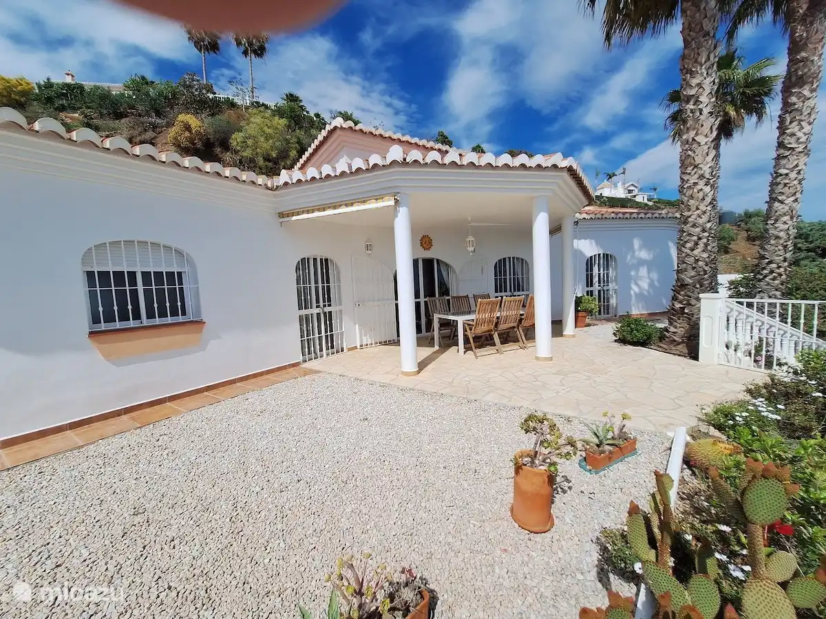 If you want to be even more sheltered in a breeze or too much sun, you can use 2 wind/awnings on both sides of the terrace.
The lower swimming pool can be closed for small children through an entrance gate.