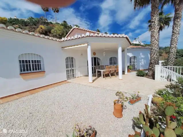 Villa Nimameto huren in Spanje, Andalusië, Arenas de Vélez - villa Mocht u bij een briesje of te veel zon nog meer beschut willen zitten kunt u aan beide zijden van het terras gebruik maken van 2 stuks wind/zonneschermen.
Het lager gelegen zwembad is voor kleine kinderen eventueel middels een toegangspoort afsluitbaar.