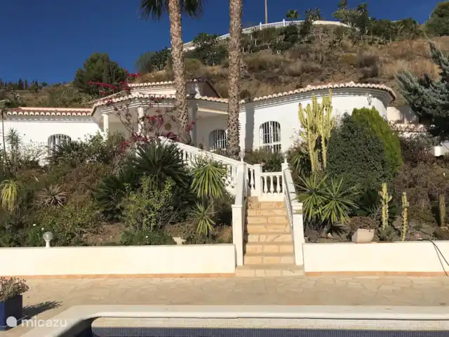 Villa Nimameto huren in Spanje, Andalusië, Arenas de Vélez - villa Het aanzicht van de villa vanaf  het zwembadterras. De trap is boven afsluitbaar.