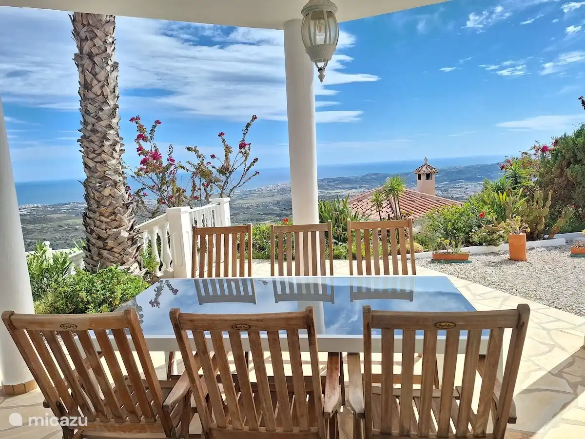 From the villa terrace you have a breathtaking view over the villages and the coastline where you can enjoy the peace, quiet and privacy.