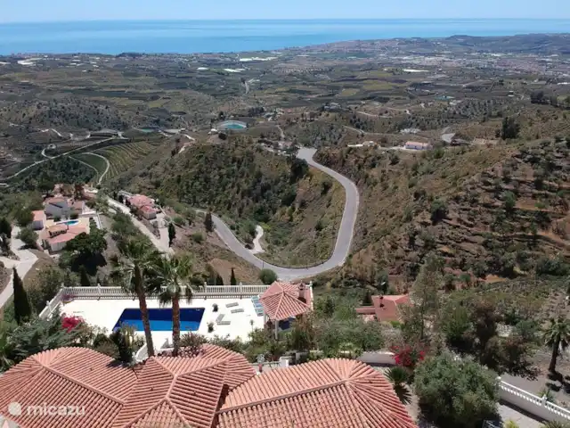 Villa Nimameto huren in Spanje, Andalusië, Arenas de Vélez - villa Het bovenaanzicht van de villa met uitzicht over de middellandse zee met rechtsvoor Velez Málaga en aan de kust Torre del Mar.