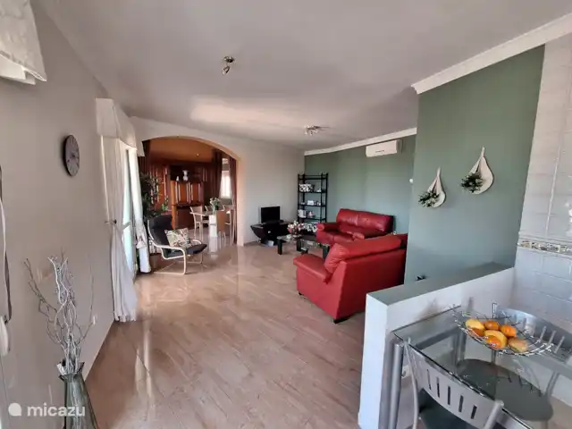 Villa Nimameto huren in Spanje, Andalusië, Arenas de Vélez - villa De spaans ingerichte eetkamer met kindervriendelijke inrichting van  de woonkamer met aangrenzende open keuken.