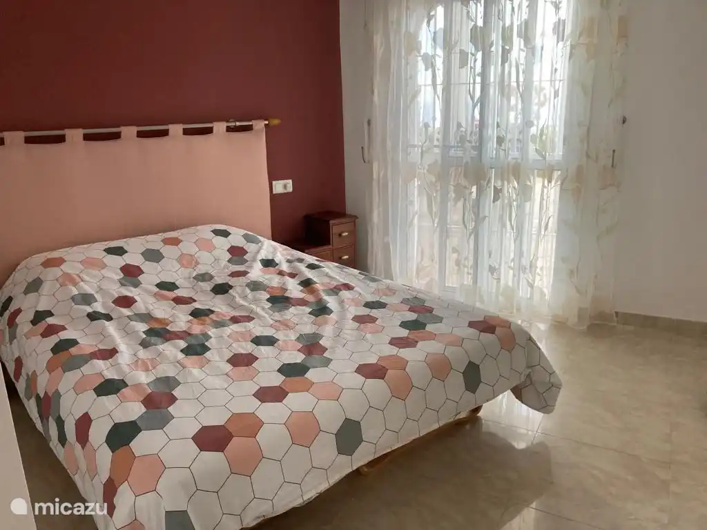In the 1. Bedroom with a double bed are typically Spanish fitted wardrobes for your wardrobe. You also have an en suite bathroom with bath at your disposal in this bedroom.