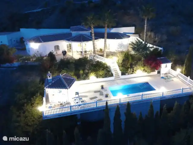 Villa Nimameto huren in Spanje, Andalusië, Arenas de Vélez - villa Nimameto bij avond sfeervol verlicht.