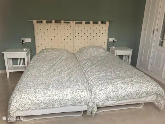 Villa Nimameto huren in Spanje, Andalusië, Arenas de Vélez - villa De 2. smaakvol ingerichte slaapkamer is naast de inbouwkasten voorzien van 2 eenpersoons bedden. Hier zou tevens eventueel een kinderbedje, indien noodzakelijk, bij op kunnen staan.