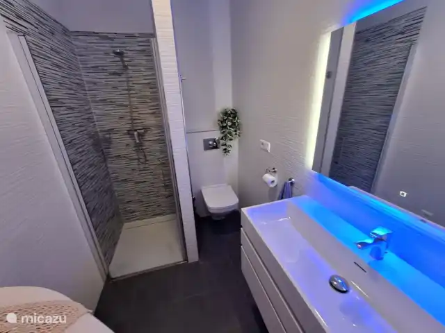 Villa Nimameto huren in Spanje, Andalusië, Arenas de Vélez - villa Deze douche met toilet grenzend aan slaapkamer 2 en 3 is modern ingericht. Daarnaast is er nog een 3. douche met toilet beschikbaar beneden bij het zwembad.