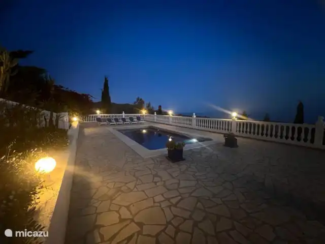 Villa Nimameto huren in Spanje, Andalusië, Arenas de Vélez - villa Door de verlichting is het ook ‘‘s avonds prima vertoeven op het terras rondom het zwembad.
