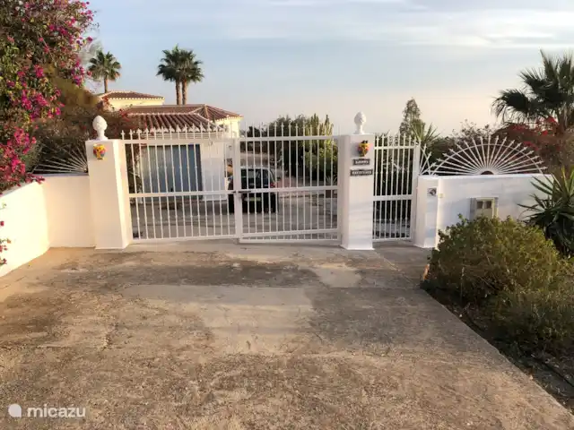 Villa Nimameto huren in Spanje, Andalusië, Arenas de Vélez - villa De entreepoort van Villa Nimameto met erachter ruime parkeergelegenheid voor meerdere voertuigen.