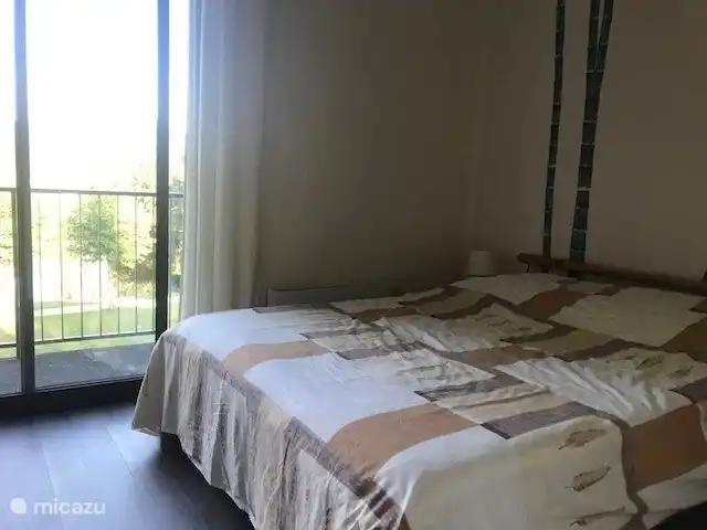 Schlafzimmer mit Doppelbett und Kleiderschrank