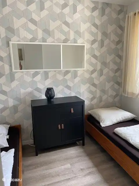 Schlafzimmer mit 2 Einzelbetten und Schrank