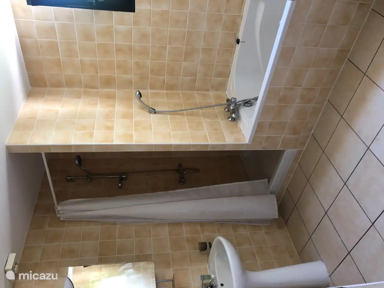 Großes Badezimmer mit Badewanne und separater Dusche