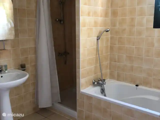 Village le Chat, Casa Mavopa | France, Charente, Écuras - maison de vacances Grande salle de bain avec bain et douche séparée