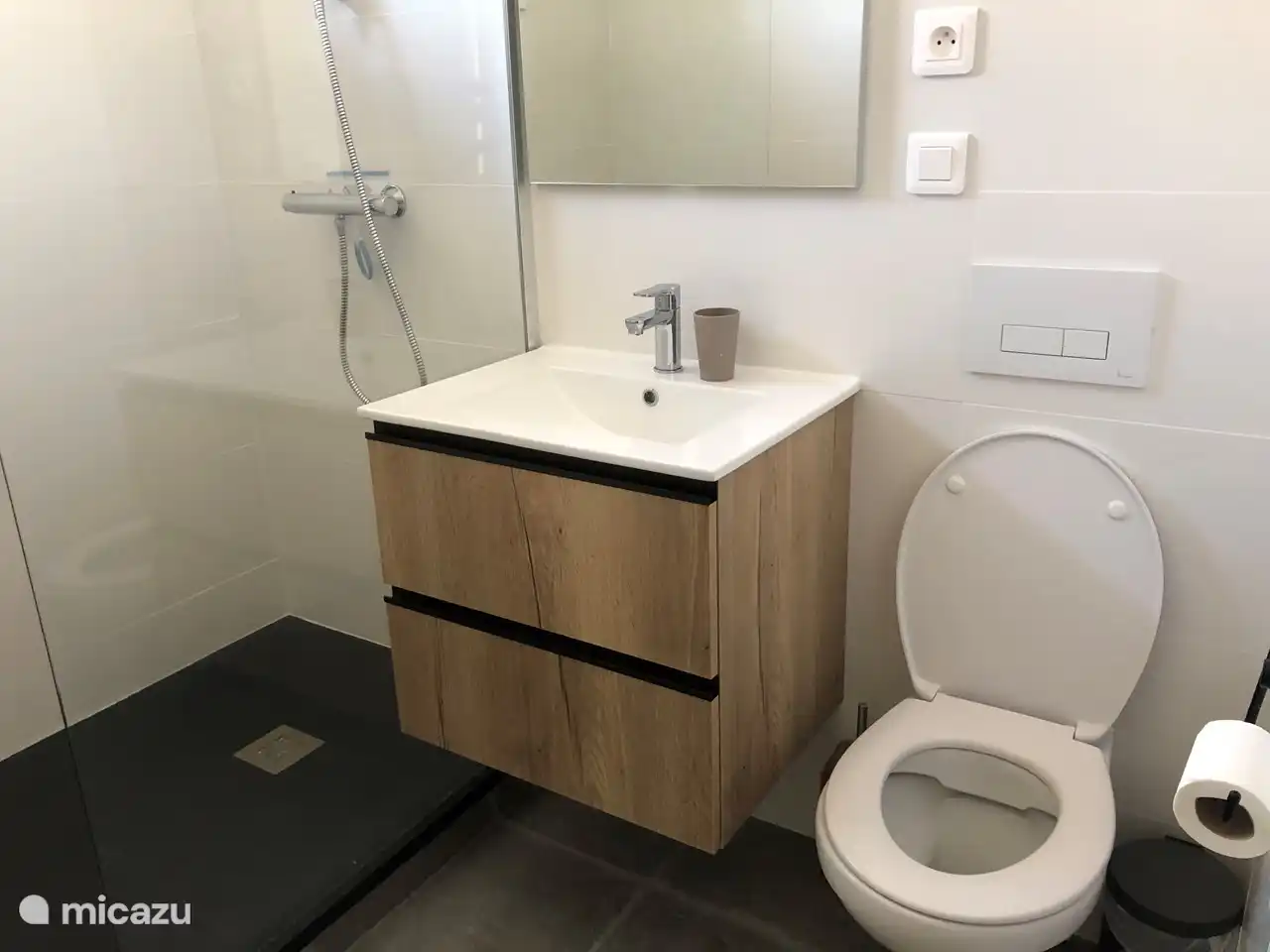 Badezimmer (2022) mit ebenerdiger Dusche und WC