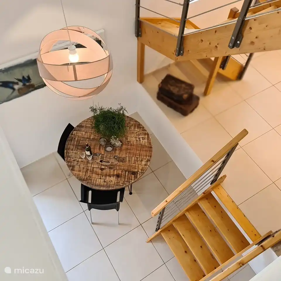 Auf zwei Ebenen mit rundem Essbereich