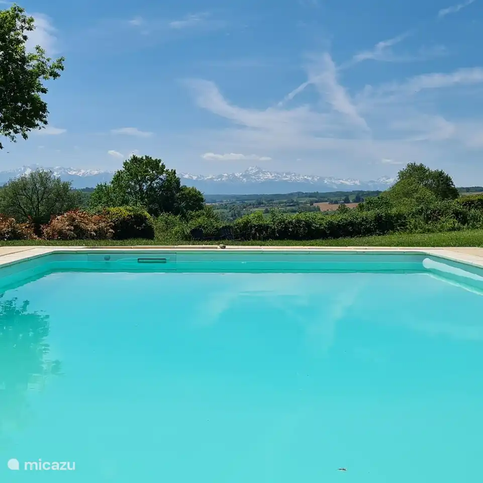 Swimmingpool mit Blick auf die Pyrenäen