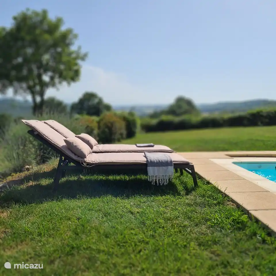 Das große Grundstück (ca. 1 Hektar) verfügt über mehrere Sonnen- und Schattenterrassen mit Gartenmöbeln.