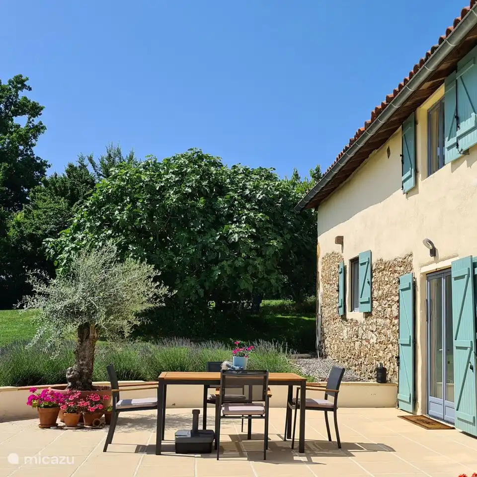 Große Terrasse zwischen duftenden mediterranen Pflanzen