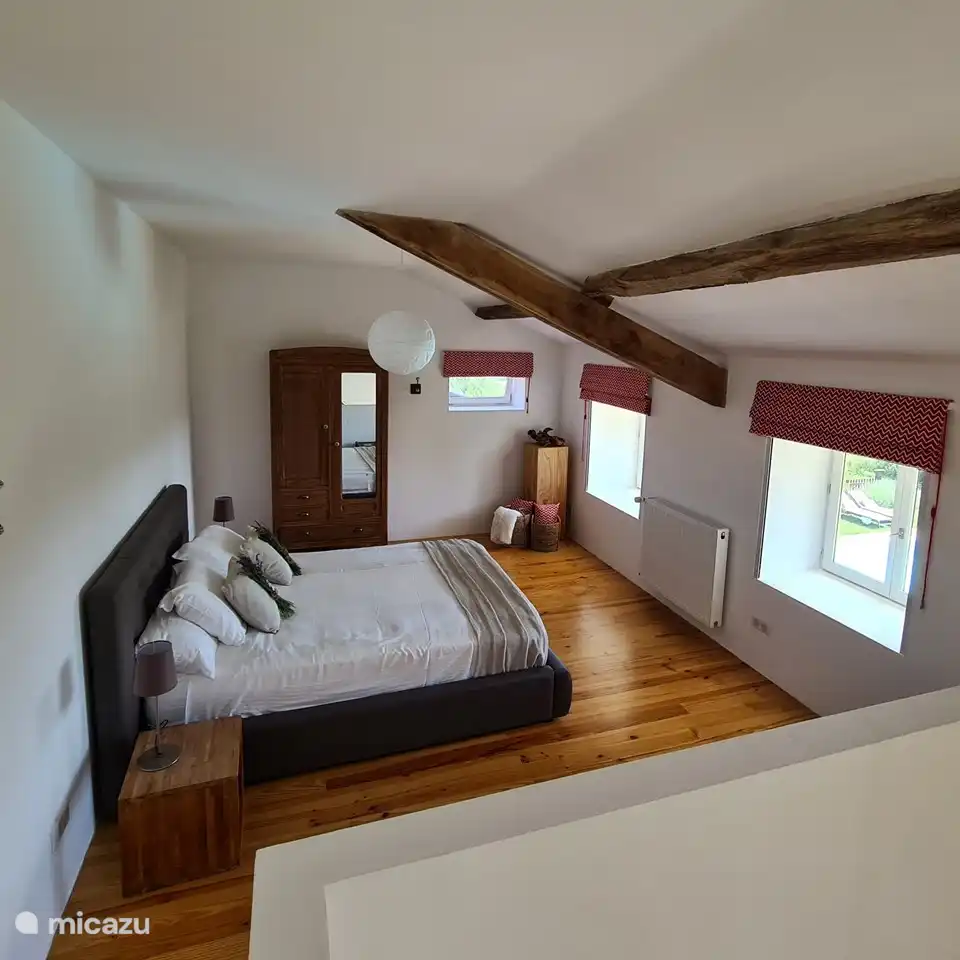 Panoramablick von einem komfortablen Queen-Size-Bett