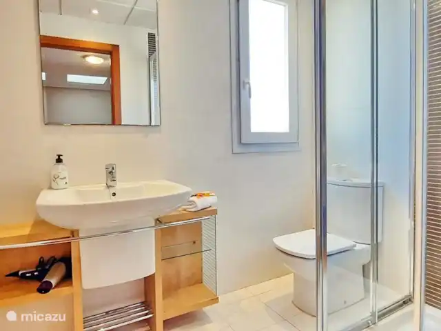 Casa Moraira Sport huren in Spanje, Costa Blanca, Moraira - vakantiehuis Badkamer met douche, wastafel en toilet.