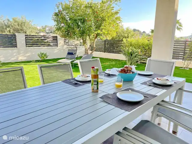 Casa Moraira Sport huren in Spanje, Costa Blanca, Moraira - vakantiehuis Ruime tuintafel met 8 stoelen.