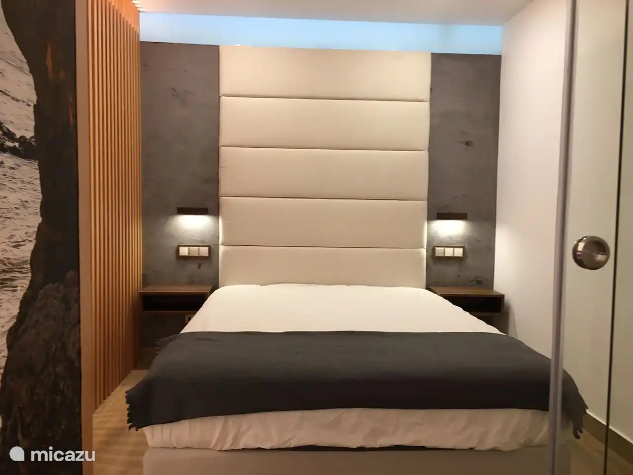 La chambre avec un lit queen size