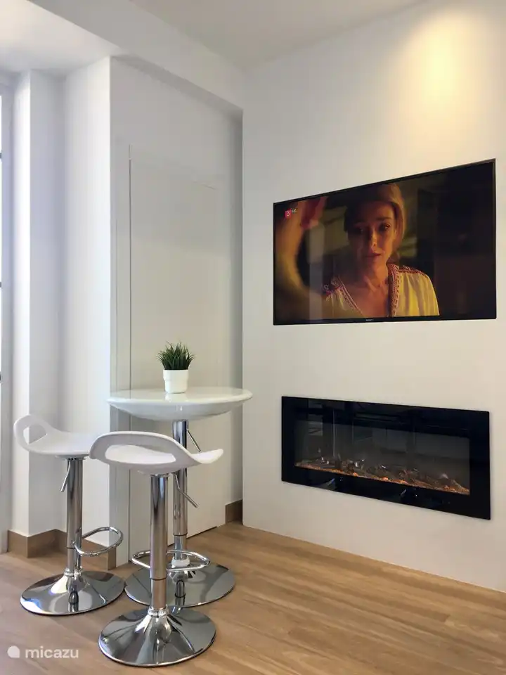 Smart TV avec Netflix et un foyer électrique romantique