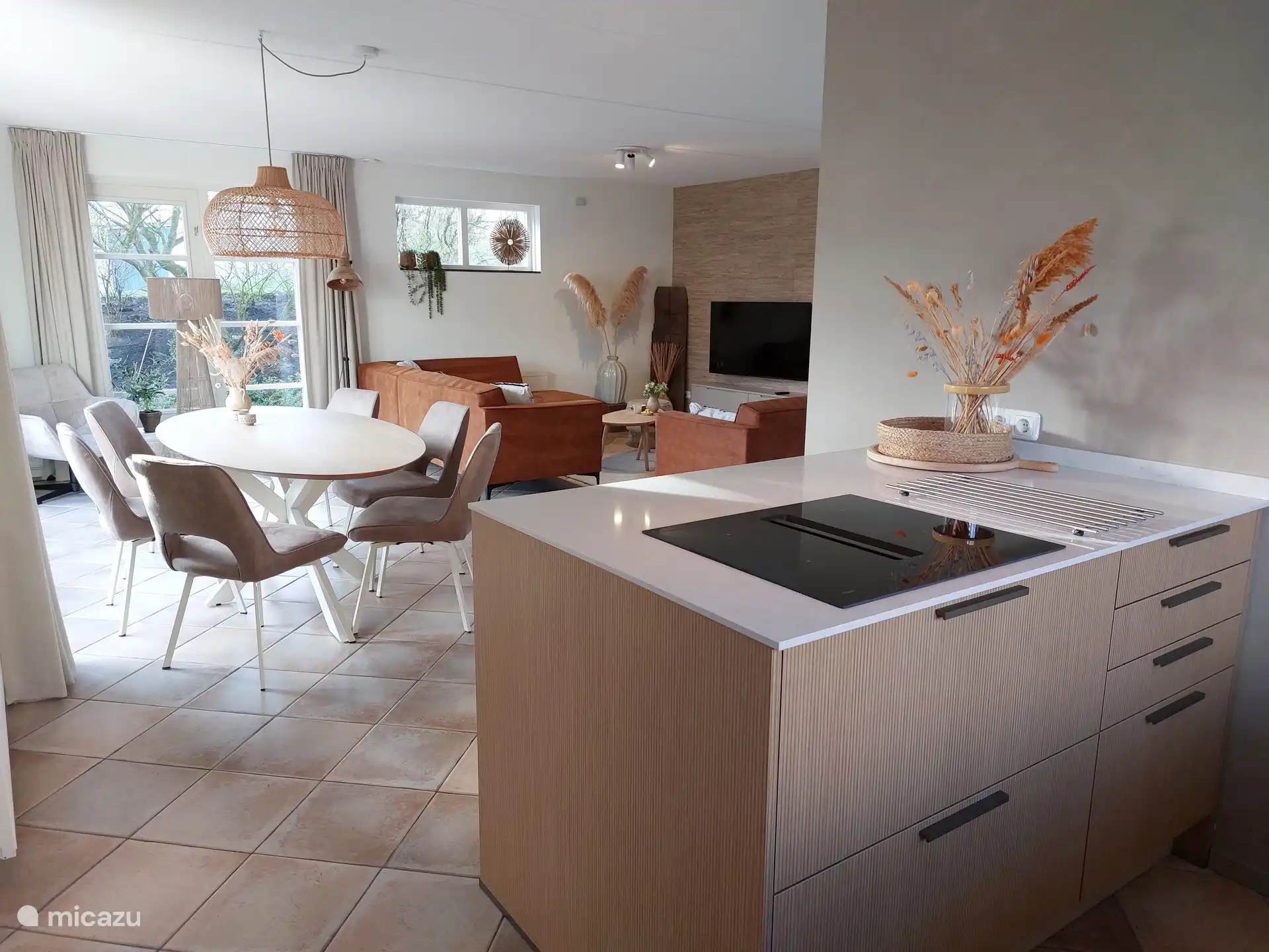 Salón con cocina abierta