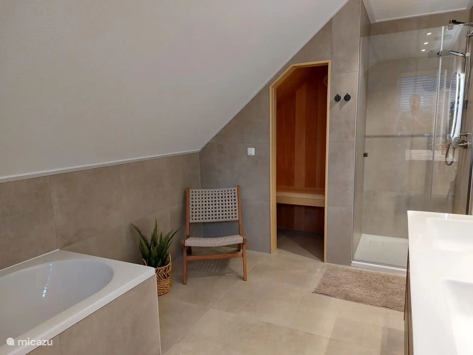 Baño con sauna finlandesa