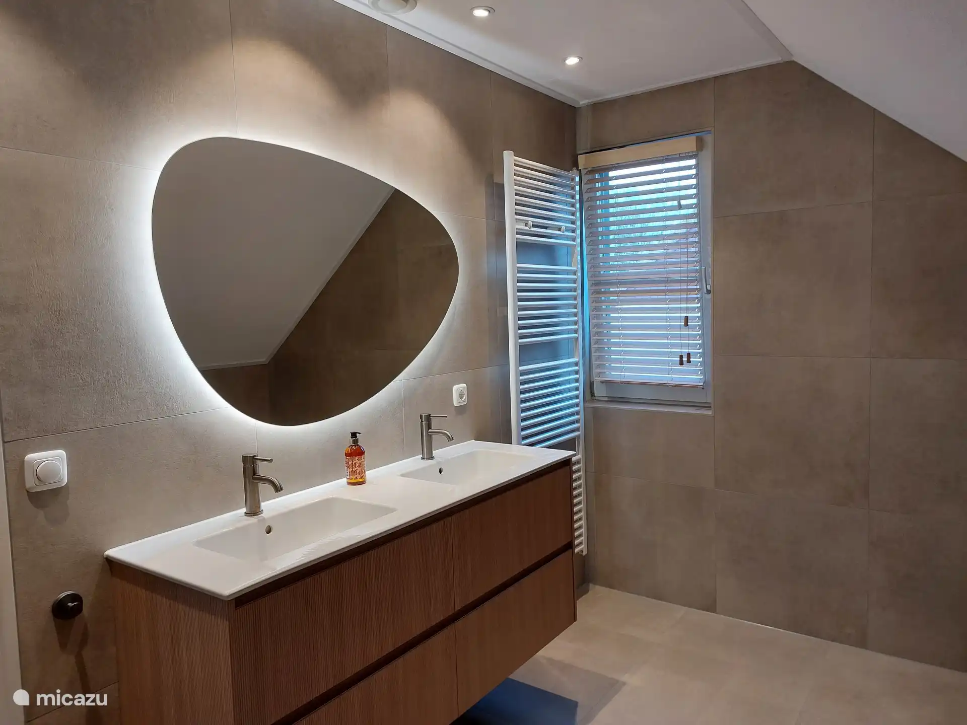 Sala de lavabo doble