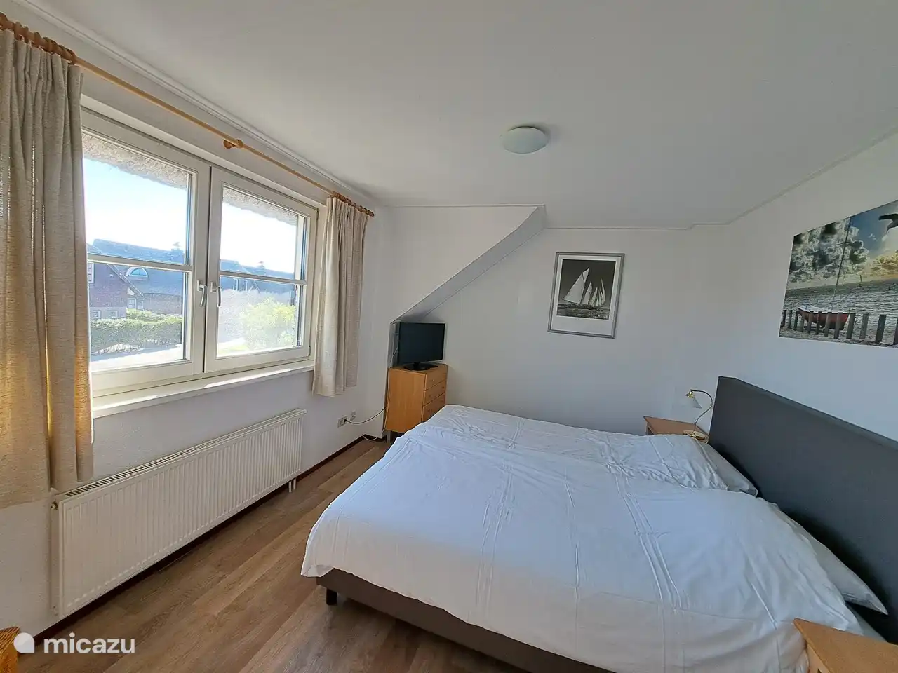 amplio dormitorio doble con TV y armario