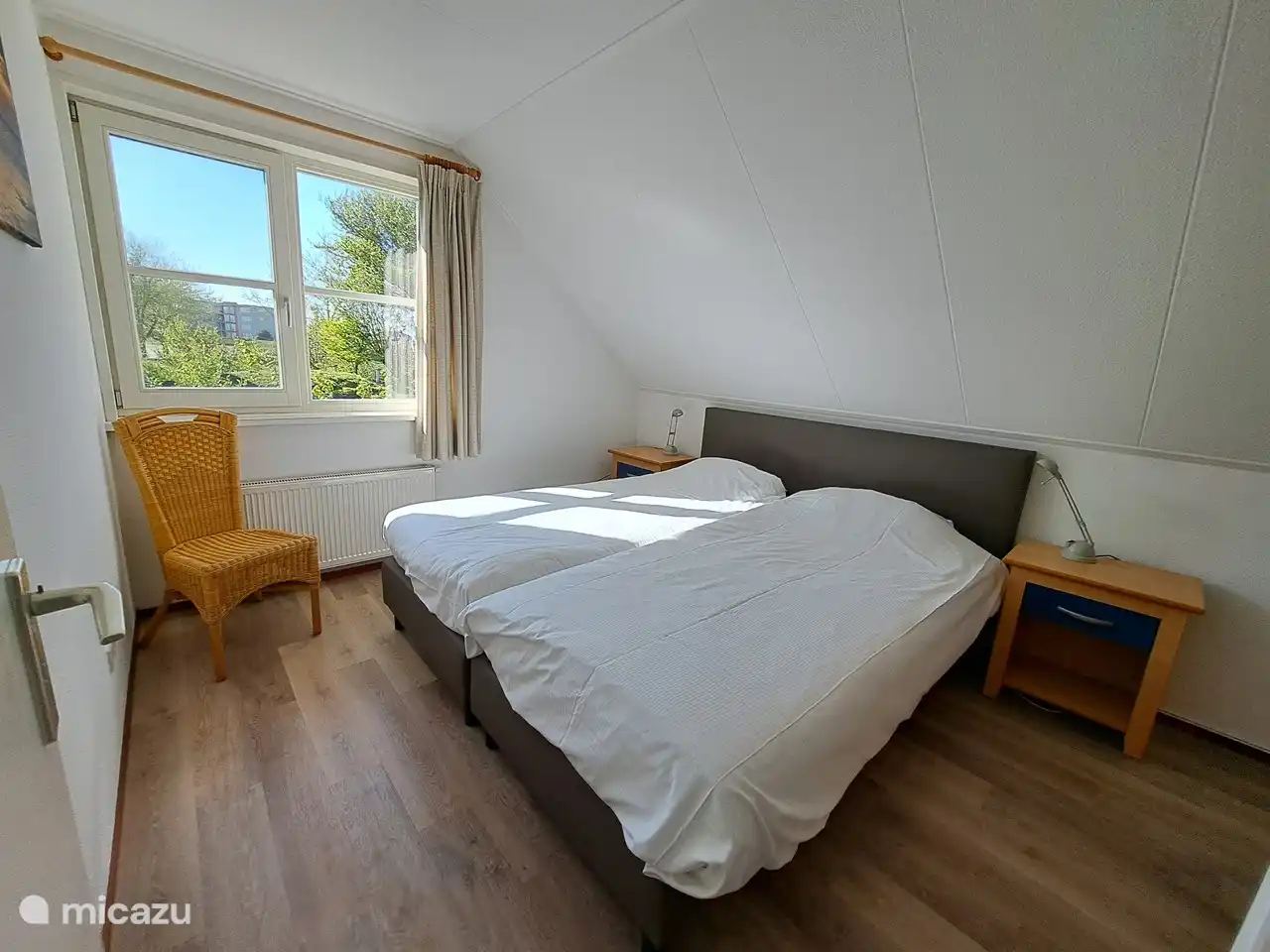 amplio dormitorio para 2 personas con camas individuales separadas y armario