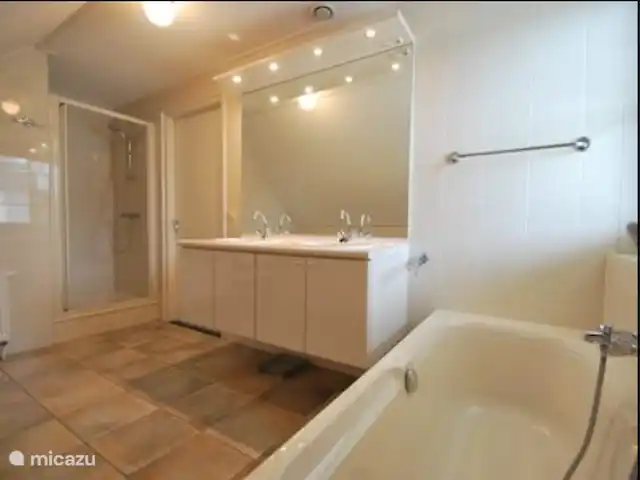 Wetterwille | Pays-Bas, Frise, Makkum - villa salle de bain spacieuse avec douche, baignoire et 2ème WC à l'étage supérieur,