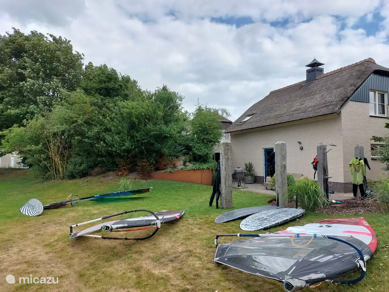 caminando hacia el agua con el equipo de surf.... :-)