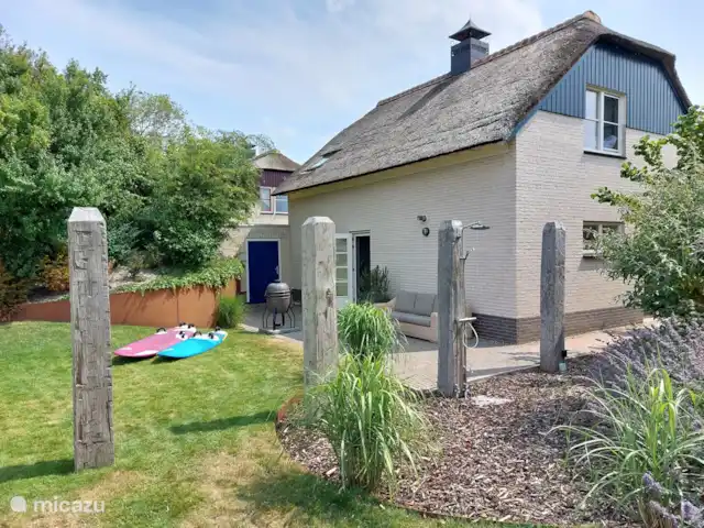 Wetterwille | Pays-Bas, Frise, Makkum - villa Arrière de la maison avec jardin, canapé-lit, douche extérieure chaude et barbecue.