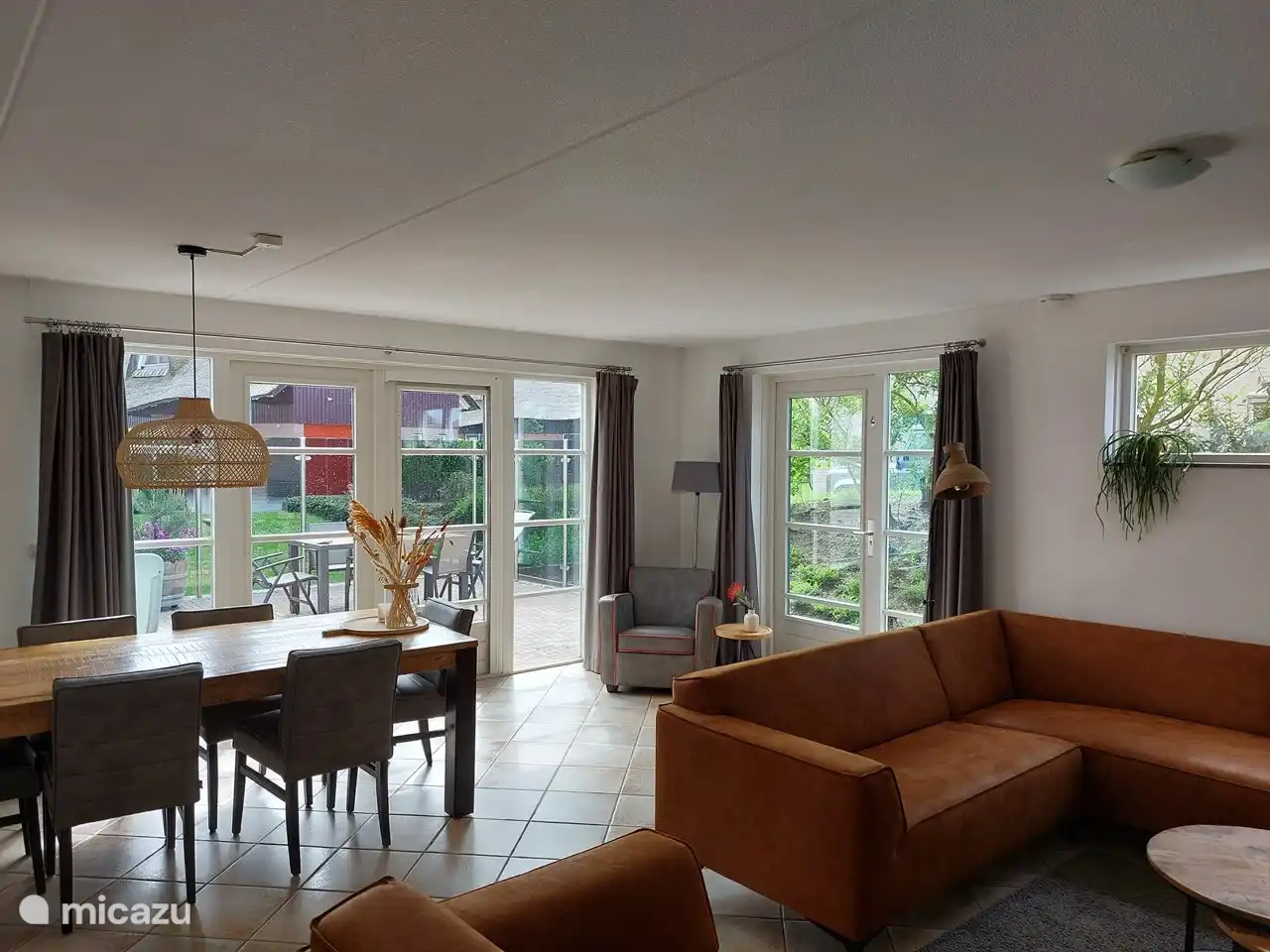 sala de estar con puertas de patio a la terraza