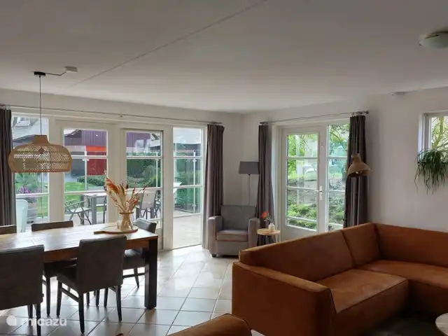 Wetterwille | Pays-Bas, Frise, Makkum - villa salon avec portes-fenêtres donnant sur la terrasse