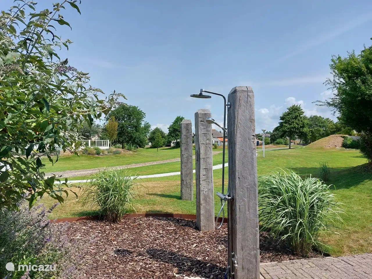Casa del patio trasero en el campo del parque