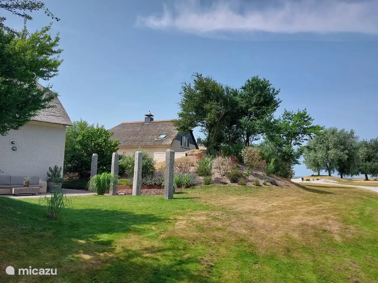 Desde el patio trasero se puede caminar hasta la playa privada.