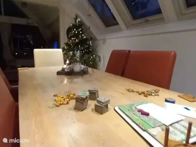 maison 80 m2 avec jardin de presque 900 m2 | Pays-Bas, Overijssel, Ommen - maison de vacances salle à manger avec fauteuils confortables