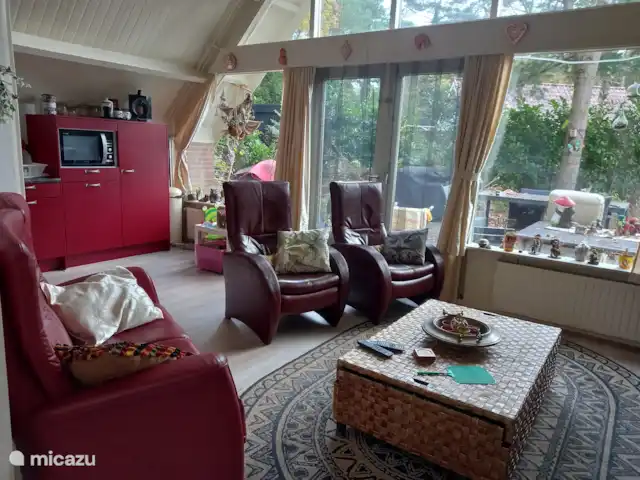maison 80 m2 avec jardin de presque 900 m2 | Pays-Bas, Overijssel, Ommen - maison de vacances Chaises et banc avec fonction relax dans le salon
