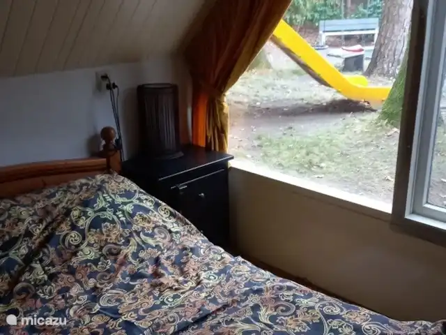 maison 80 m2 avec jardin de presque 900 m2 | Pays-Bas, Overijssel, Ommen - maison de vacances la chambre du bas est équipée de sommiers à lattes réglables électriquement (140x200)