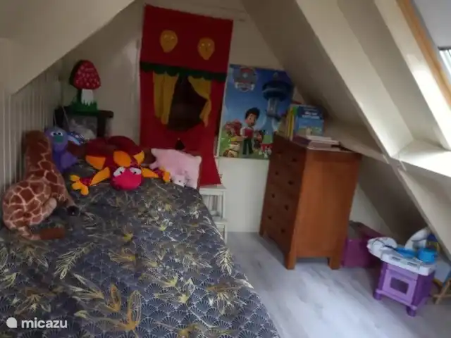 maison 80 m2 avec jardin de presque 900 m2 | Pays-Bas, Overijssel, Ommen - maison de vacances couchage en mezzanine à l'étage, lit gigogne 2x90x200. derrière le rideau se trouve un autre lit box de 120x190 cm