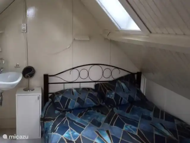 maison 80 m2 avec jardin de presque 900 m2 | Pays-Bas, Overijssel, Ommen - maison de vacances chambre à l'étage avec lit 140x200, avec rideau pour séparer du reste du couchage en mezzanine