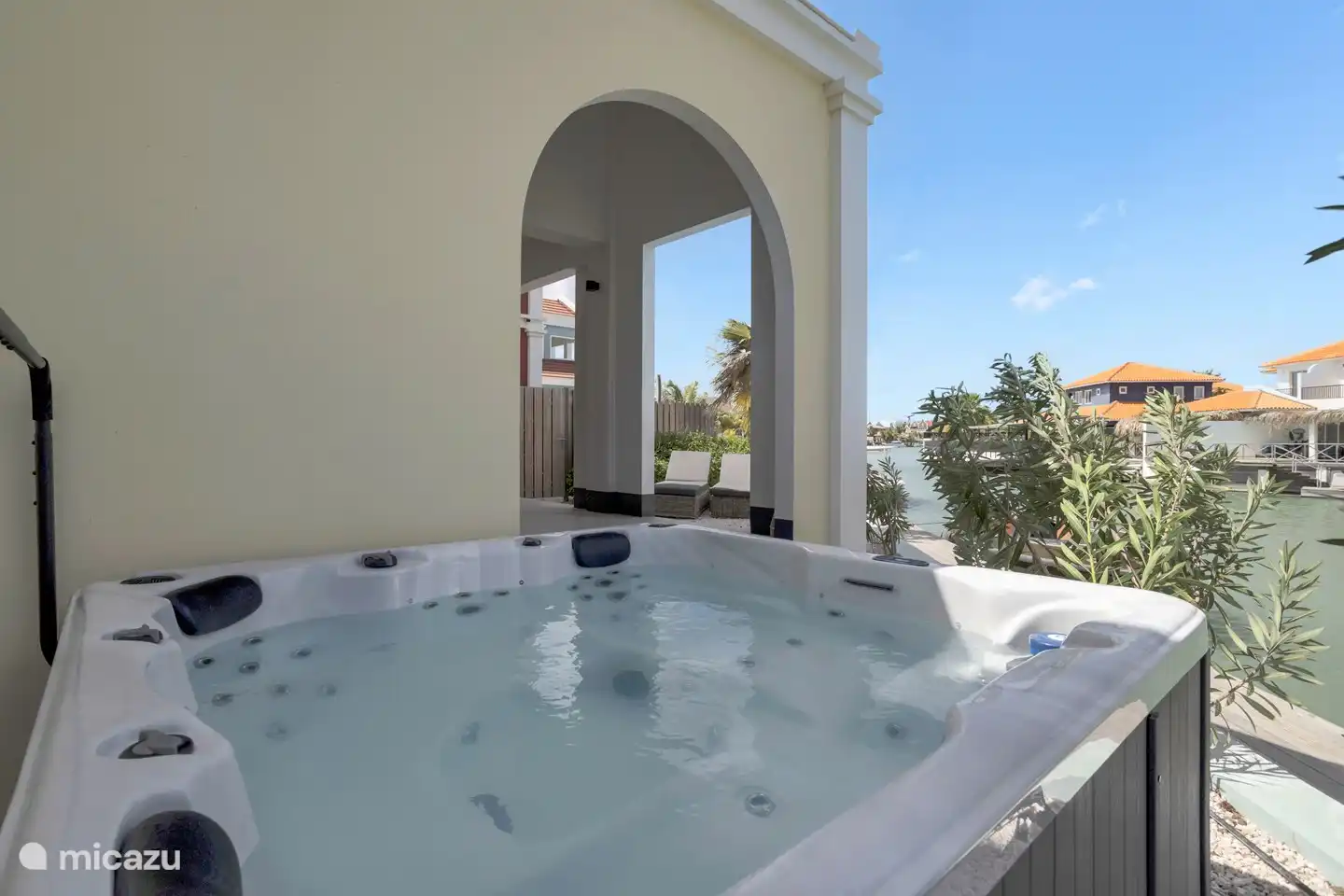 Jacuzzi with a view over the water.